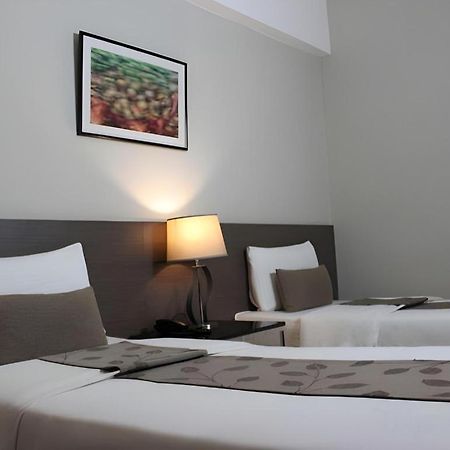 Sequoia Hotel Кесон-Сити Экстерьер фото