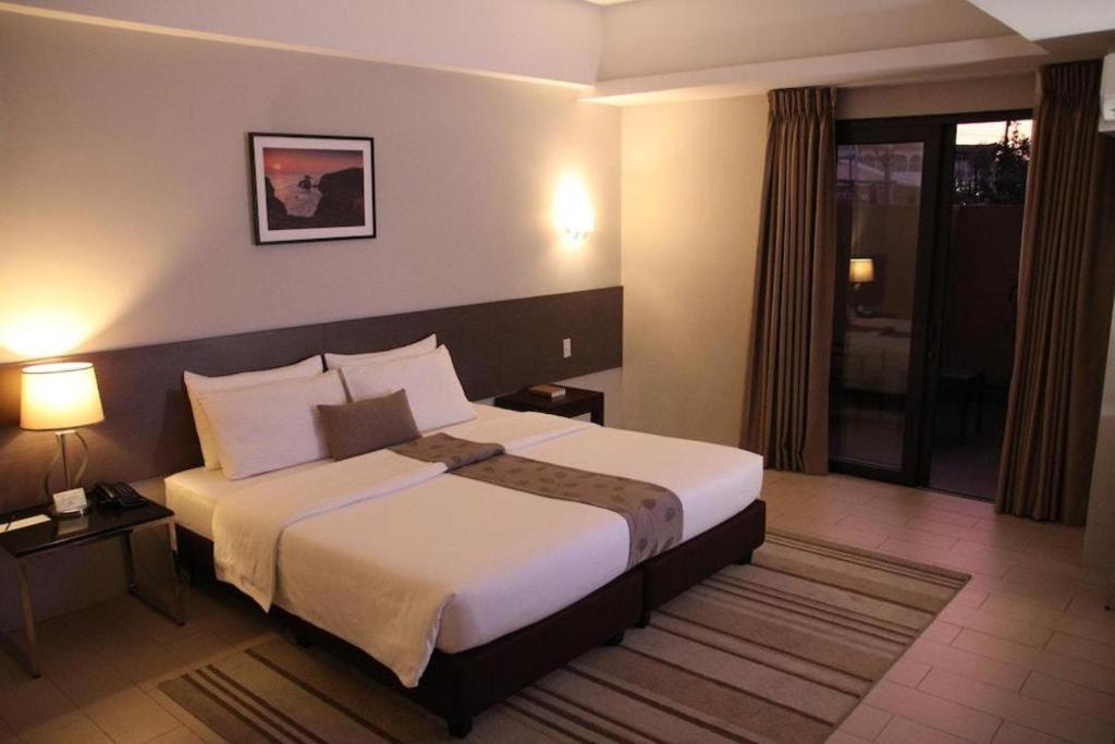 Sequoia Hotel Кесон-Сити Экстерьер фото