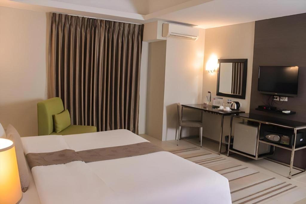 Sequoia Hotel Кесон-Сити Экстерьер фото